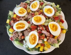 jajka na twardo w sałatce z tuńczykiem