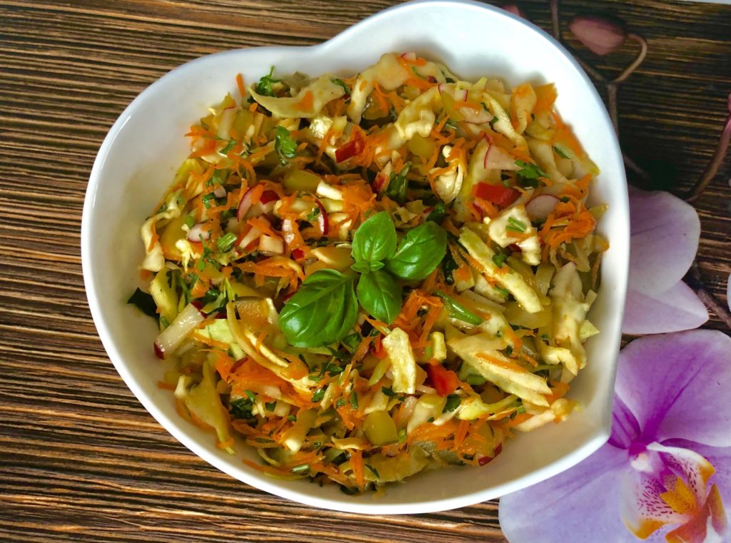 Surówka z białą kapustą