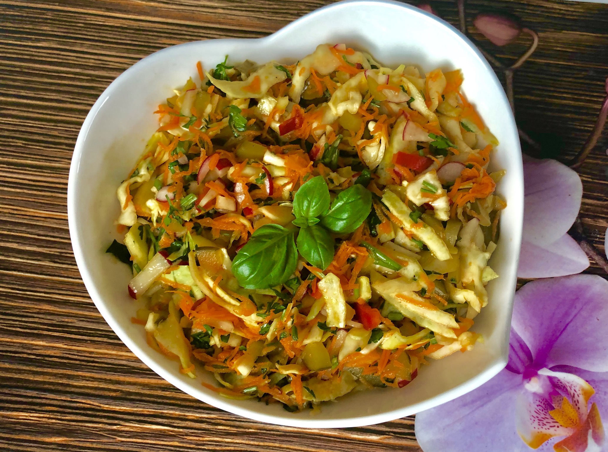 przepis na surówkę z białą kapustą