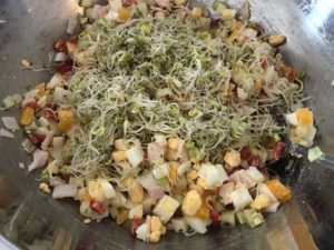 mieszanie składników na wiosenną sałatkę w muszlach