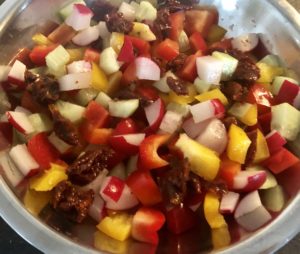 warzywa z suszonymi pomidorami do sałatki z tuńczykiem