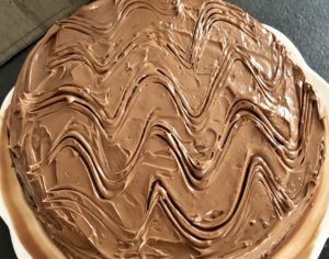 Obłożony kremem tort ferrero rocher