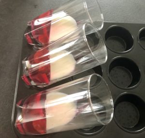 nakładanie warstwy jogurtowej na deserki truskawkowe