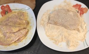 Panierowanie kotletów schabowych w cieście przed smażeniem