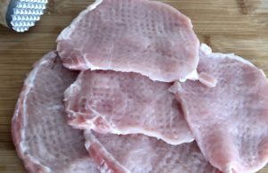 Rozbite plastry schabu na kotlety schabowe w cieście