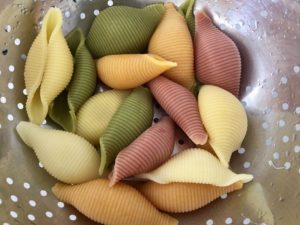 ugotowane muszle makaronowe do sałatki w muszlach