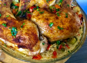 porcja kurczak pieczony na ryżu z warzywami na talerzu