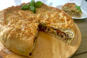 Sycąca i bardzo smaczna zapiekanka z ciasta drożdżowego