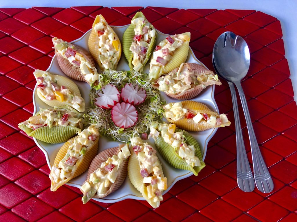 Wiosenna sałatka w muszlach makaronowych