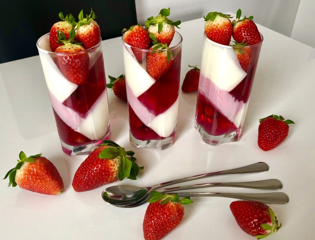Kolorowe deserki truskawkowe