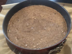 Ciasto biszkoptowe w tortownicy przed pieczeniem tortu ferrero