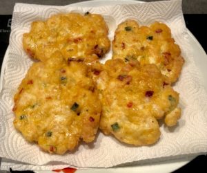 odsączanie kotlecików z kurczaka na ręczniku papierowym