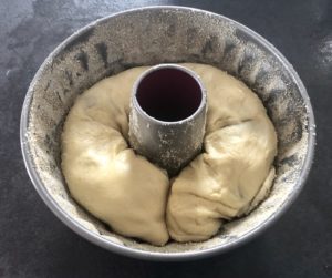 Ułożone ciasto w formie do drożdżowej babki z makiem