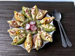 Wiosenna sałatka w muszlach makaronowych