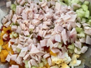 składniki na wiosenną sałatkę pokrojone w kostkę