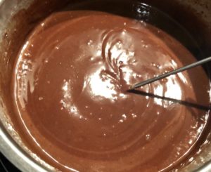 Przygotowanie masy truflowej do tortu ferrero