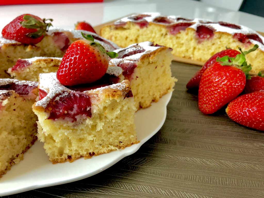Ciasto na maślance z truskawkami
