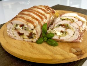 Rolada z indyka faszerowana cukinią, suszonymi pomidorami i serem feta