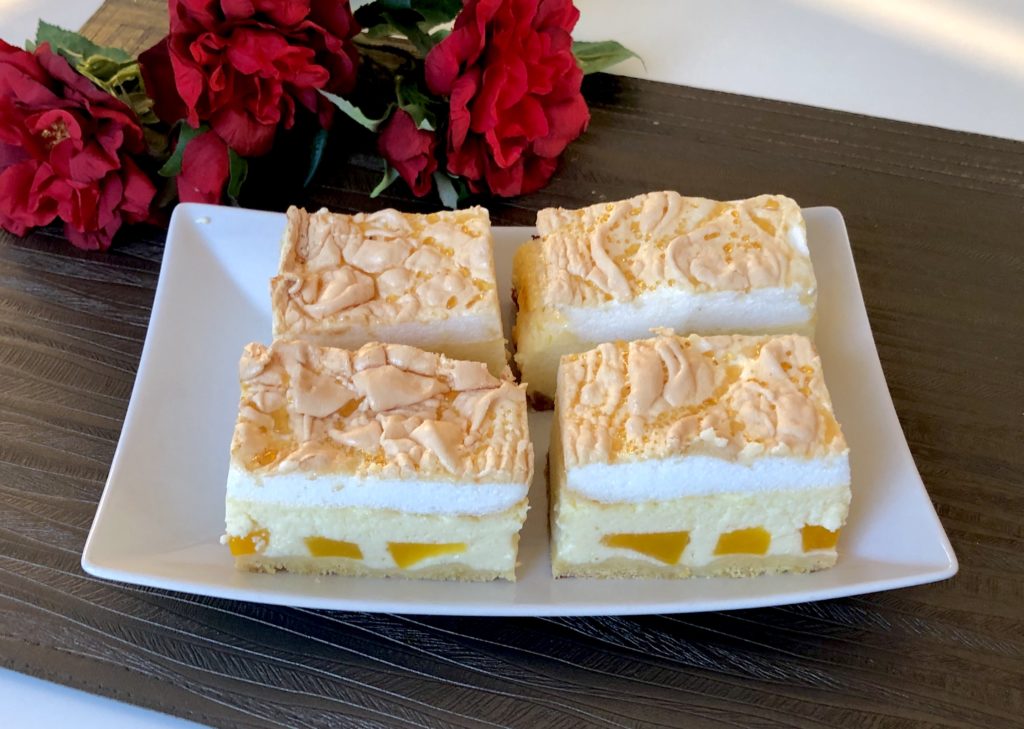 Sernik z rosą i brzoskwiniami