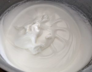 Rolada bezowa z kremem mascarpone i owocami - 4104F421 B2AA 46AF BF15 28663CD7C696