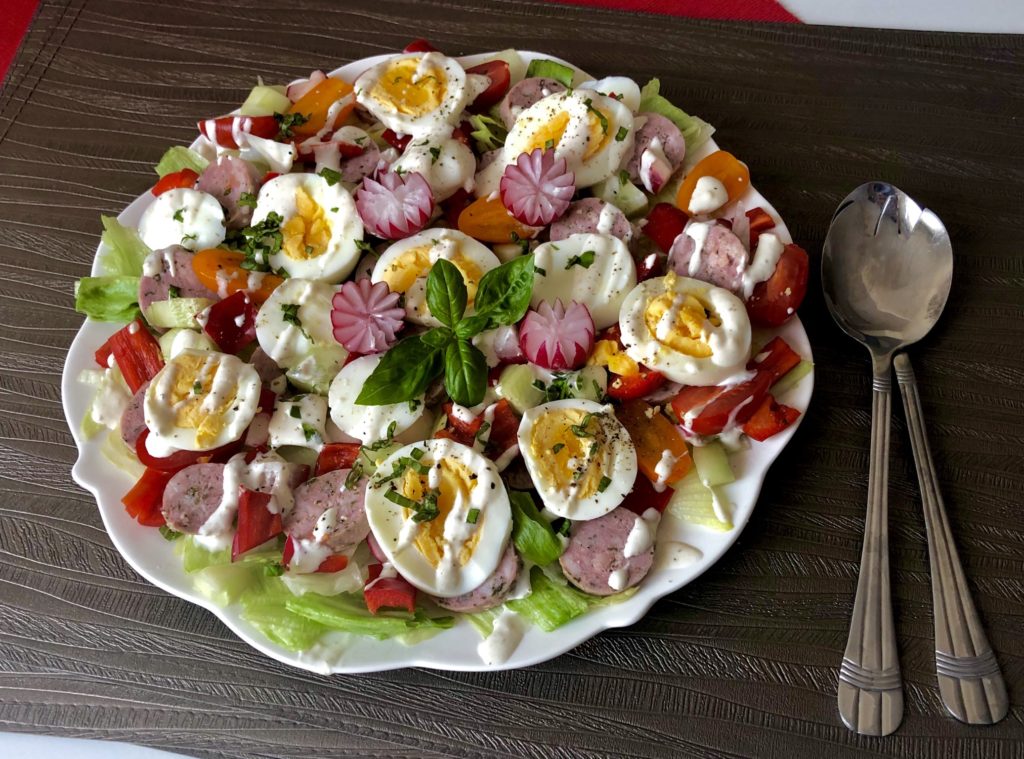 Wielkanocna sałatka z białą kiełbasą i sosem chrzanowym