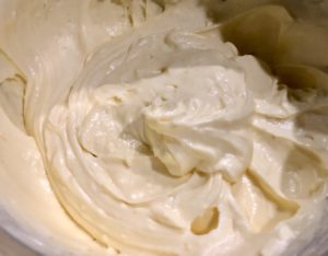 Ucieranie kremu maślanego do ciasta