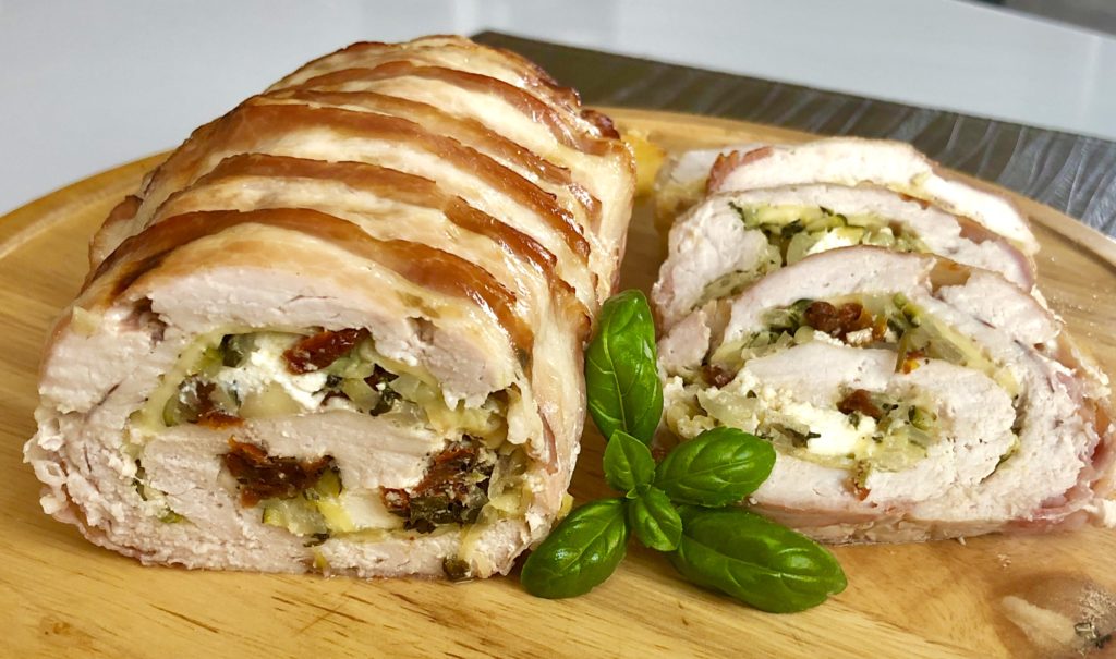 Rolada z indyka faszerowana cukinią, suszonymi pomidorami i serem feta