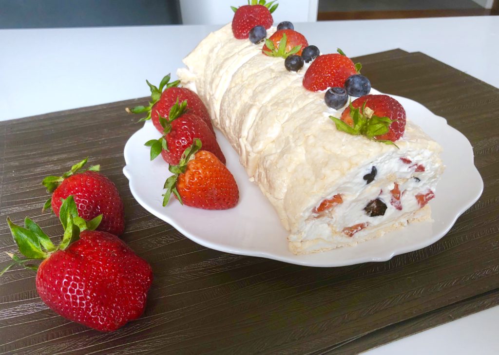 Rolada bezowa z bitą śmietaną i owocami