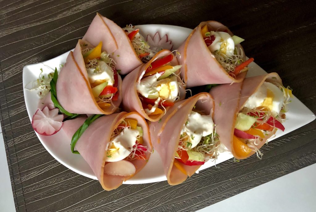 Roladki z szynki z sosem chrzanowym