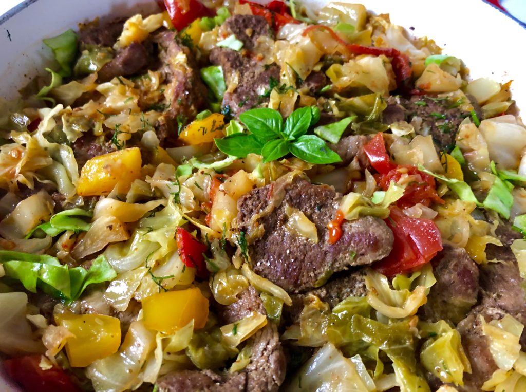 Karkówka duszona w młodej kapuście