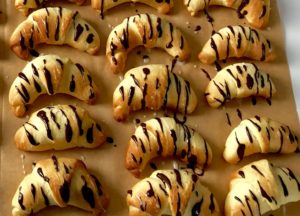 Rogaliki maślane drożdżowe polane czekoladą