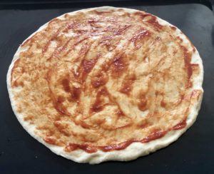 rozsmarowanie sosu pomidorowego na cieście