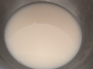 pierwszy etap przygotowania ciasta na pyszną domową pizzę