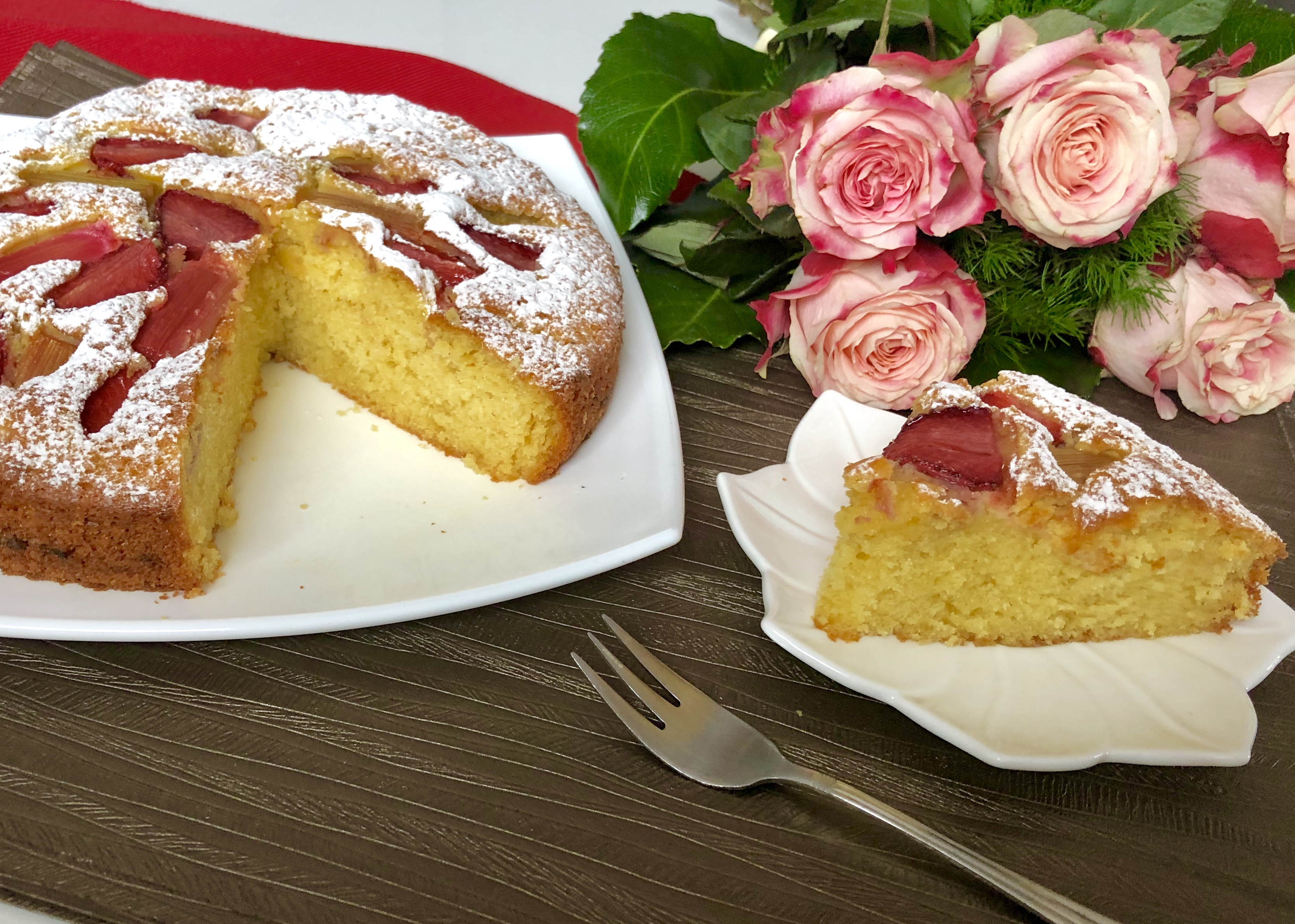 Maślano-jogurtowe ciasto z rabarbarem i truskawkami - 3F35D5B3 09E4 4202 A976 3E2C7A2EE211