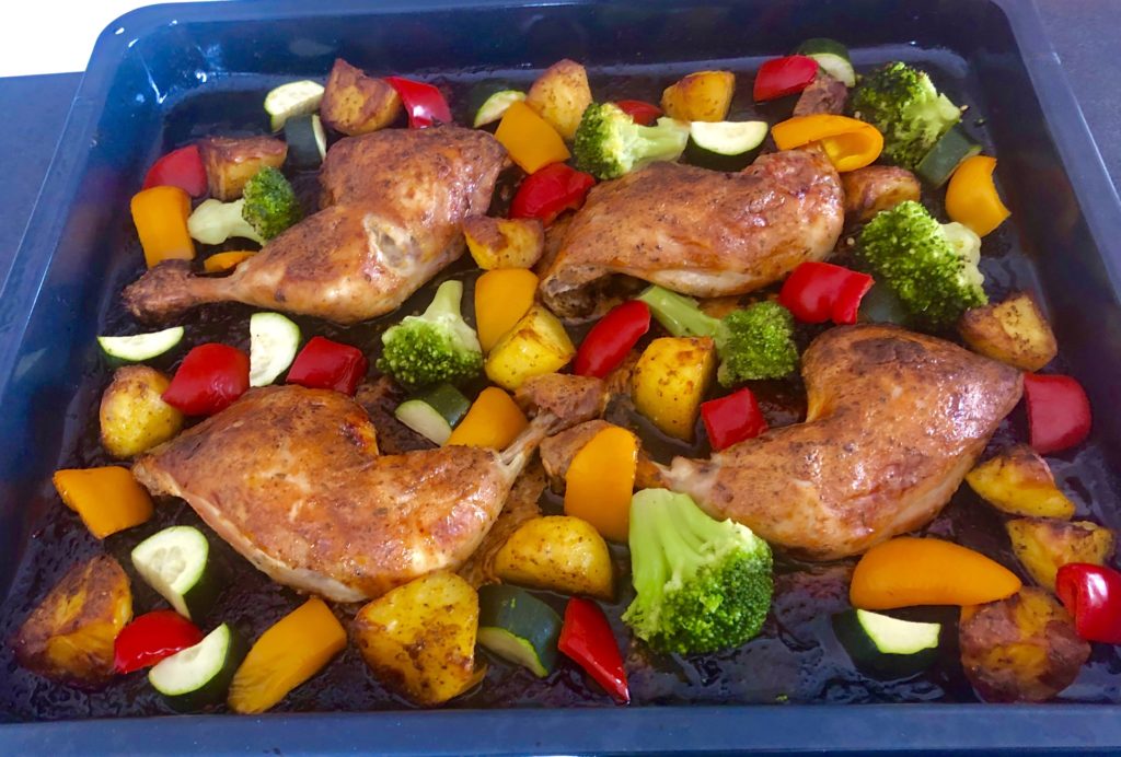 Jogurtowy kurczak pieczony z warzywami