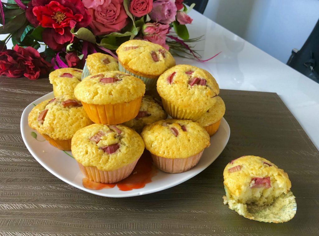 Babeczki z rabarbarem i białą czekoladą