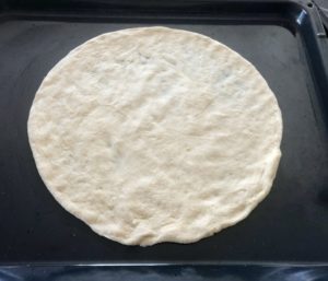 formowanie ciasta na smaczna pizza domowa