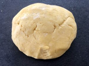 Przygotowanie kruchego ciasta z bezą i rabarbarem