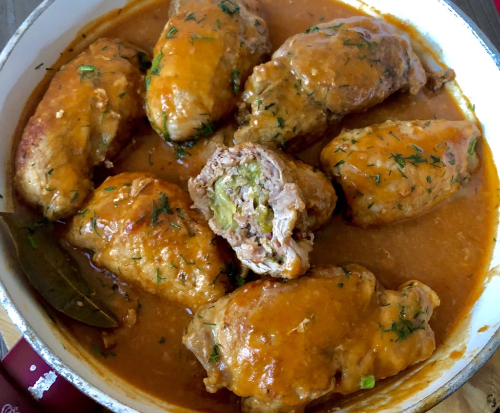 Roladki wieprzowe z młodą kapustą i bekonem