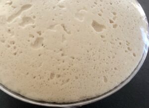 wyrastające ciasto przykryte w misce