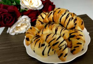 Domowe rogaliki z czekoladą