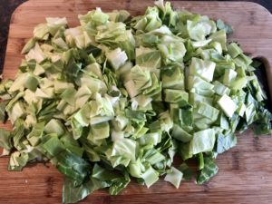 Pokrojona młoda kapusta do przepisu na bigos z mięsem