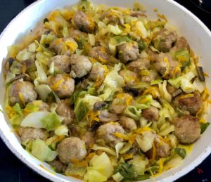 Duszenie bigosu z młodej kapusty z mięsem wieprzowym