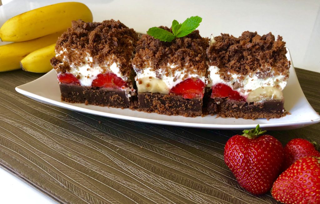 Kopiec kreta z truskawkami i bananami – przepis na dużą blachę