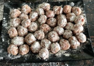 Formowanie klopsików z mięsa