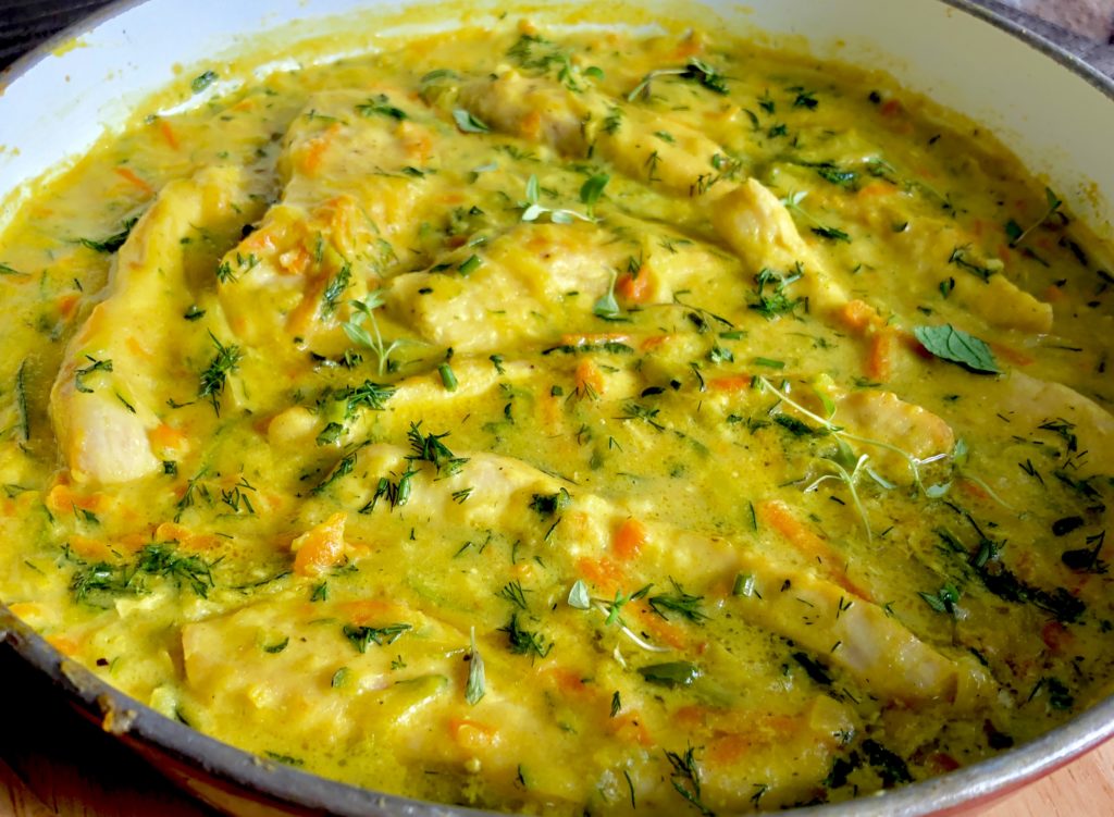 Kurczak w kremowym sosie z cukinią i marchewką