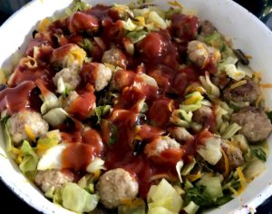 Dodanie przecieru pomidorowego do bigosu