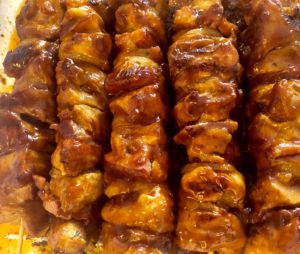 smarowanie szaszłyków drobiowych sosem barbecue