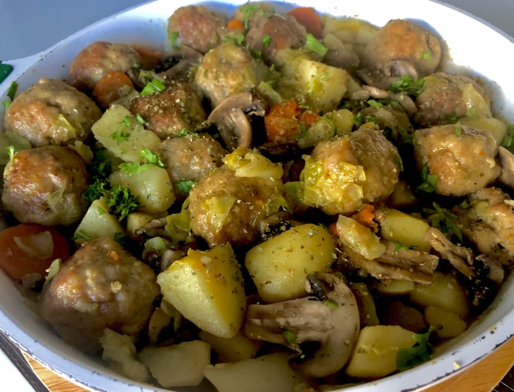 Swojski garnek z młodą kapustą i klopsikami