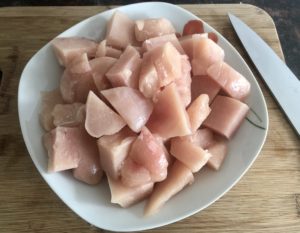 krojenie mięsa na szaszłyki drobiowe